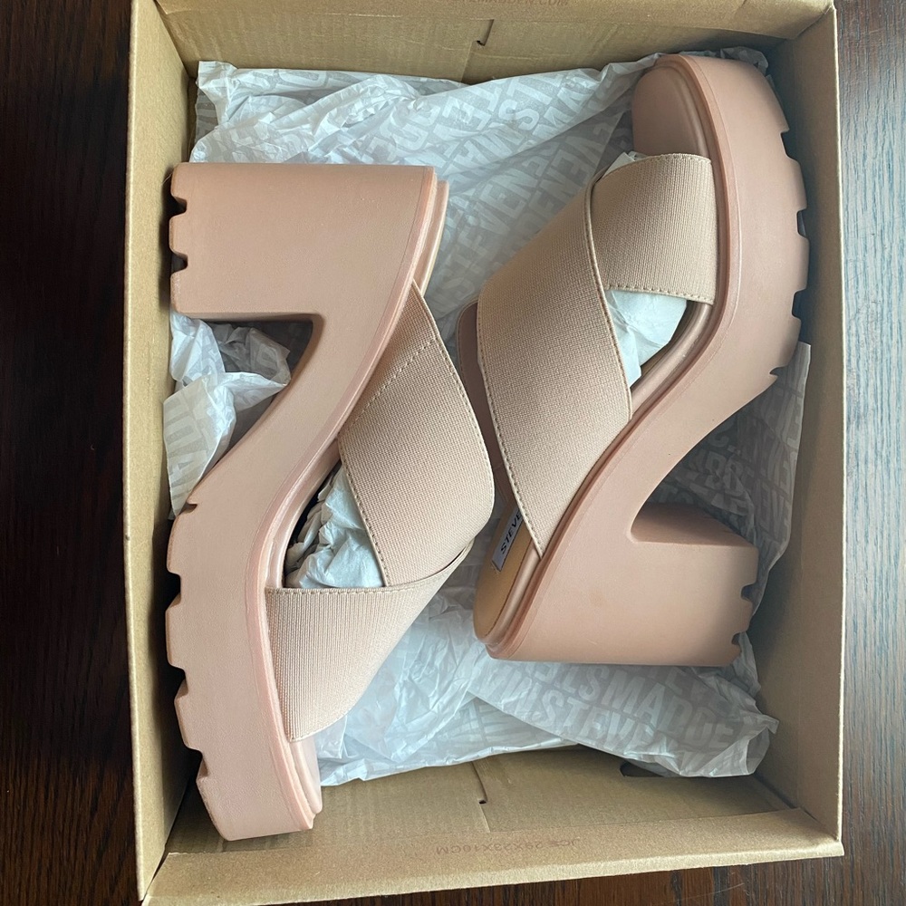 Never Worn Steve Madden SMASH Sandals- size 7